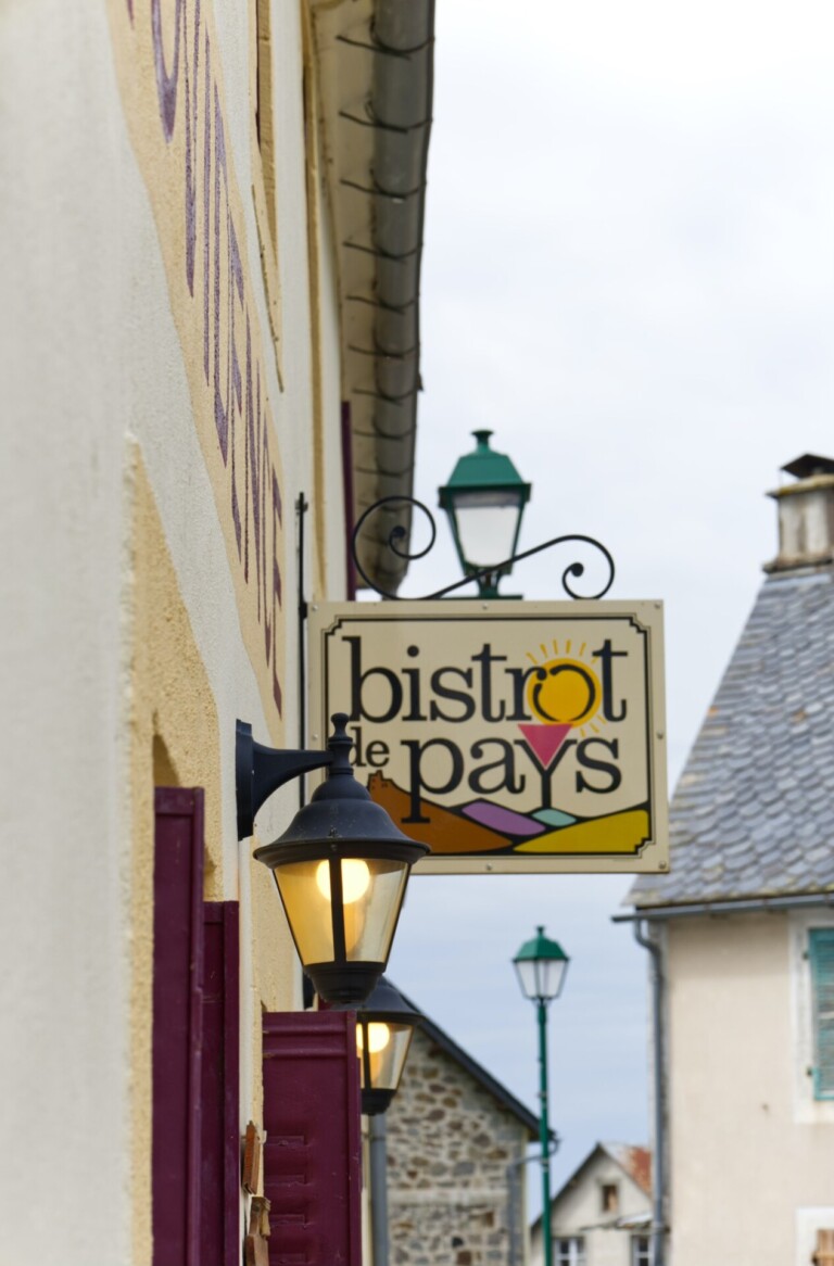 490019166 2797065373814414 3474513951792554336 n 768x1166