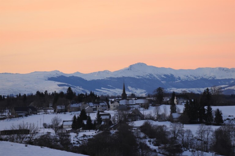 Saint Donat et les montagnes du Cantal 768x510
