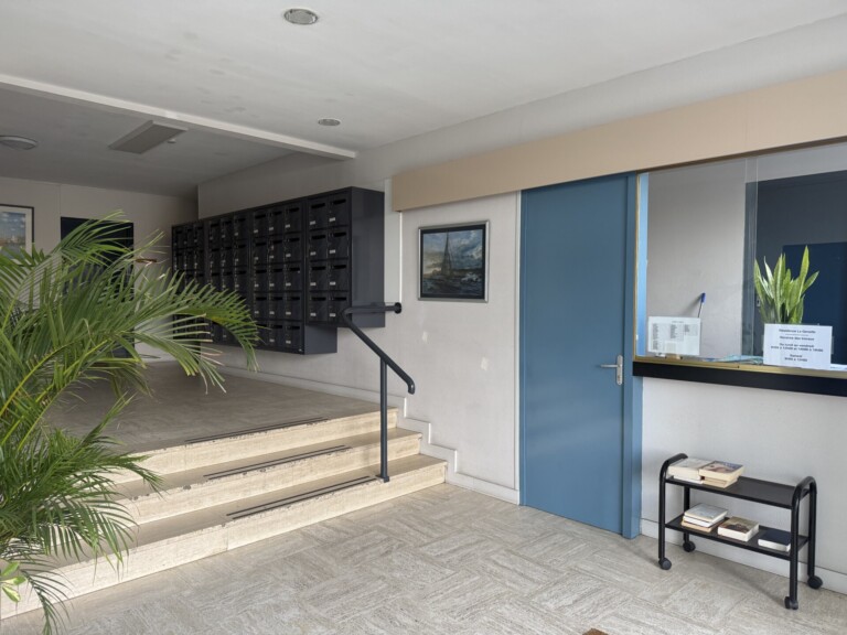 Hall dentree loge du gardien 768x576