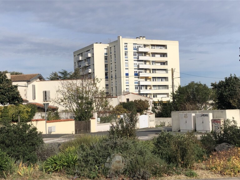 Immeuble depuis rond point 768x576