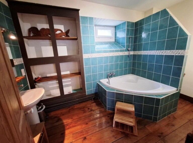 salle de bain bleu 768x571