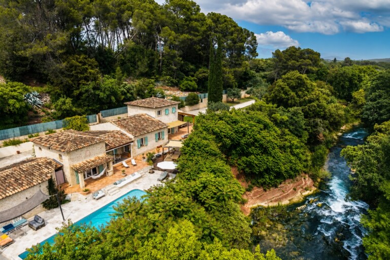 Villa procvencale drone view avec riviere 768x512