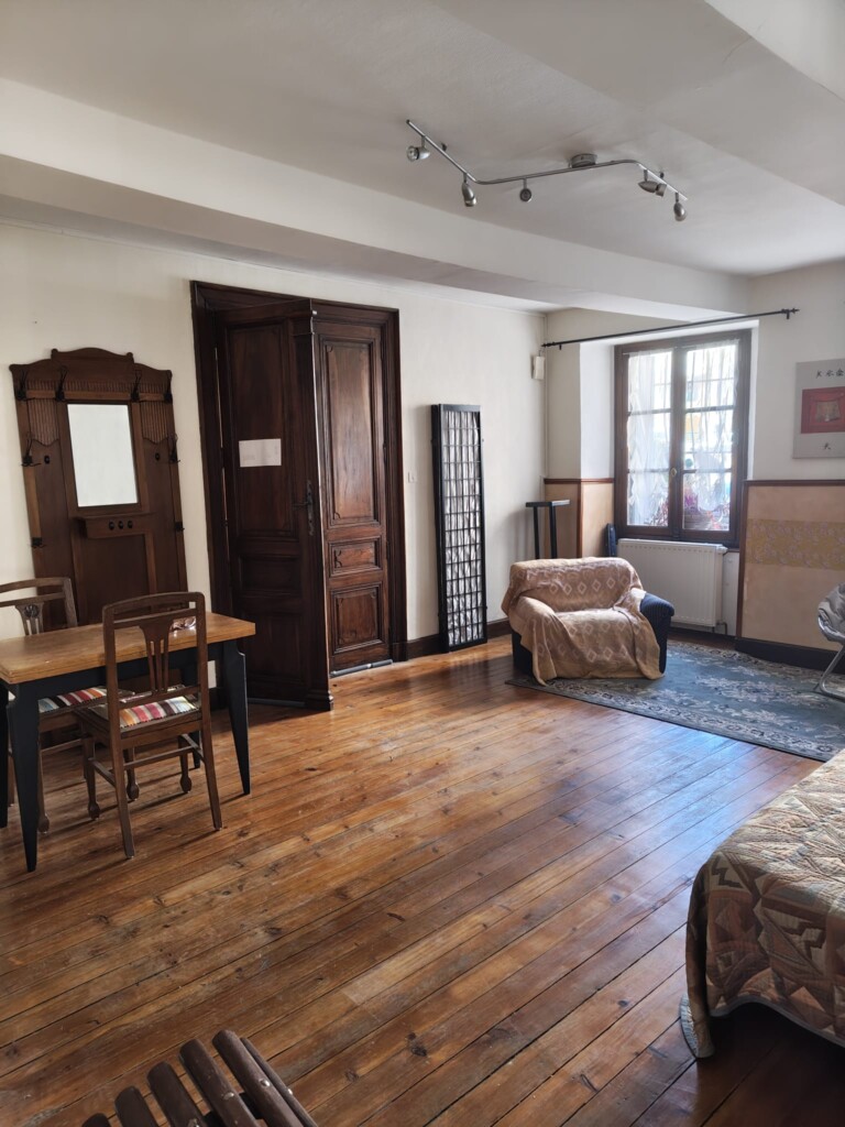 salon4 768x1024